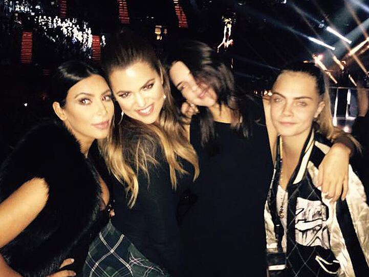 Kim Kardashian (l.), Khloe Kardashian, Kendall Jenner und Cara Delevingne vereint
