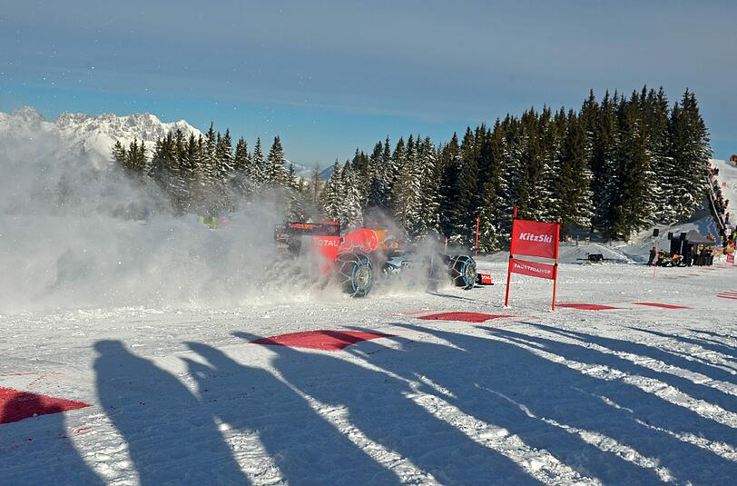 Lautlose Drifts, statt rauchender Gummis: In Kitzbühel fuhr Max Verstappen mit seinem Formel-1-Renner vor malerischer Bergkulisse auf einer Skipiste.