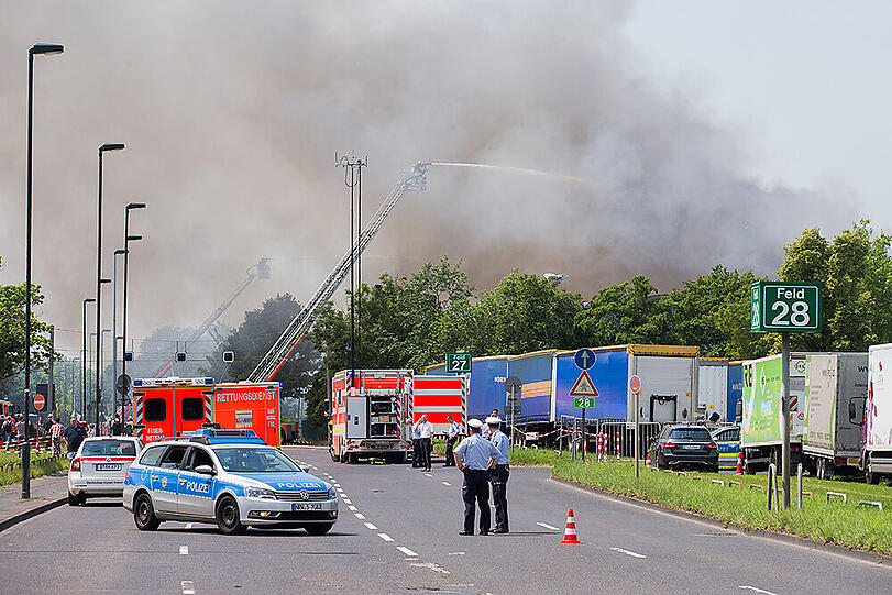 Die schwarzen Rauchschwaden waren kilometerweit zu sehen. Die Bilder vom Großbrand in Düsseldorf.