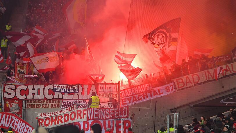 Wegen unsportlichen Verhaltens einiger Fans wurde der FC Bayern vom DFB jetzt zu einer Geldstrafe verurteilt.