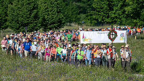 Bis Samstag wollen die Gläubigen von Regensburg aus ins 111 Kilometer entfernte Altötting laufen, dabei schließen sich immer wieder Pilger dem kilometerlangen Zug an.