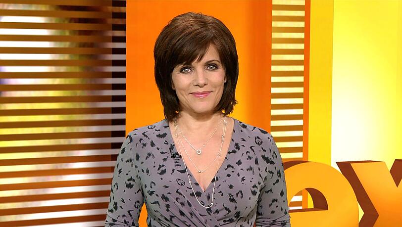 25 Jahre lang pr&auml;sentierte Birgit Schrowange das RTL-Magazin "Extra". Sie trug ein Jahr lang eine braune Per&uuml;cke. 2017 trennte sie sich von den falschen Haaren und steht seitdem zum nat&uuml;rlichen Grau.