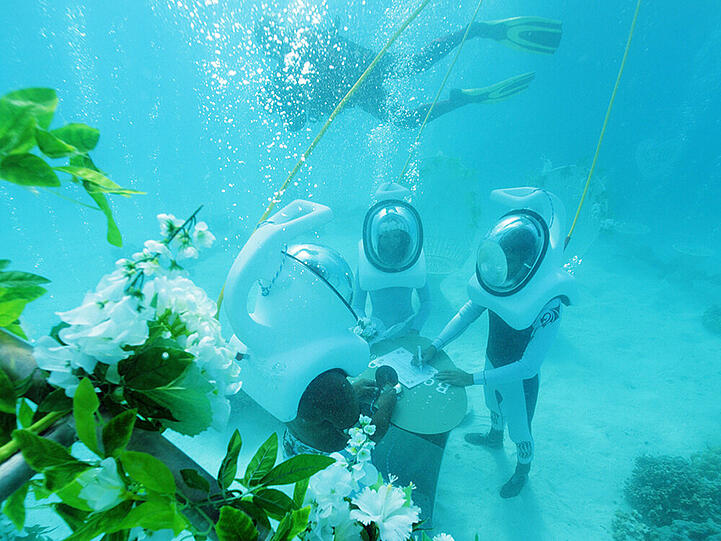 Ja-Wort mit Taucherhelm: Unterwasser-Trauung auf Bora Bora