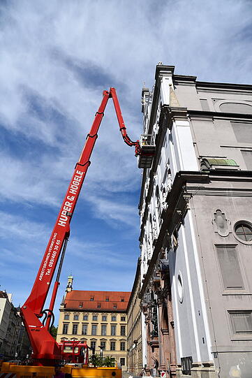 Kran vor der Fassade: Da schauen sie, die 15 Herrscherstatuen, die an der Fassade das Gefolge des Kirchenpartons, Erzengel Michael, bilden.