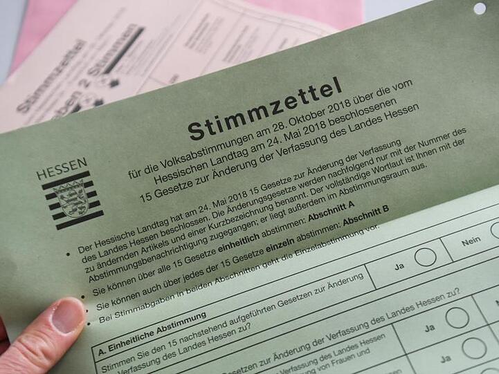 Stimmzettel in einem Frankfurter Wahlamt für die Volksabstimmung zu Änderungen und Ergänzungen der Landesverfassung.