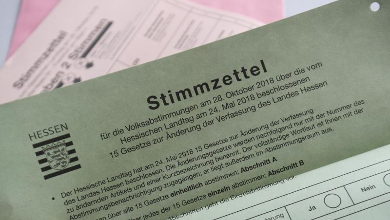 Stimmzettel in einem Frankfurter Wahlamt für die Volksabstimmung zu Änderungen und Ergänzungen der Landesverfassung. Stimmzettel in einem Frankfurter Wahlamt für die Volksabstimmung zu Änderungen und Ergänzungen der Landesverfassung.