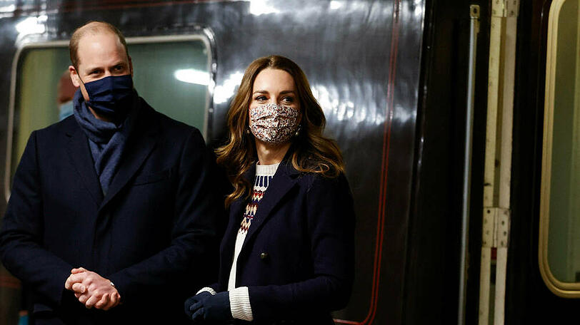 Prinz William und Herzogin Kate vor der Royal Train in Manchester