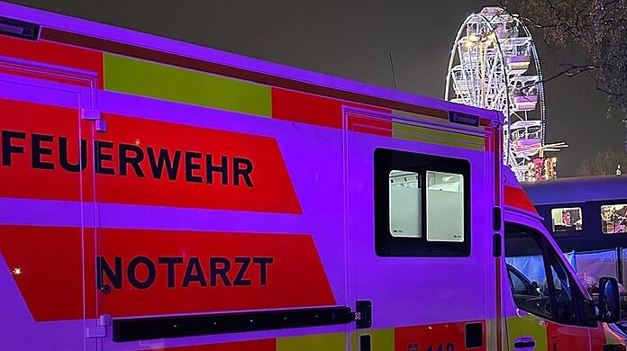 Einsatzkräfte der Feuerwehr versorgten den Mann und brachten ihn in eine Klinik.