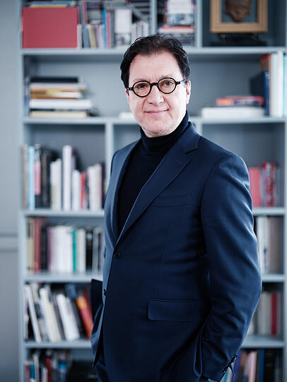 Serge Dorny wurde 1962 in Wevelgem (Belgien) geboren. Er begann als Dramaturg an der Brüsseler Oper La Monnaie im Team von Gerard Mortier, war Generaldirektor des London Philharmonic Orchestra und ab 2003 Intendant der Oper in Lyon. Seit Herbst 2021 leitet er als Nachfolger von von Nikolaus Bachler die Bayerische Staatsoper.