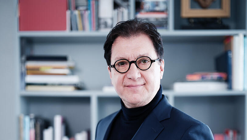 Serge Dorny wurde 1962 in Wevelgem (Belgien) geboren. Er begann als Dramaturg an der Brüsseler Oper La Monnaie im Team von Gerard Mortier, war Generaldirektor des London Philharmonic Orchestra und ab 2003 Intendant der Oper in Lyon. Seit Herbst 2021 leitet er als Nachfolger von von Nikolaus Bachler die Bayerische Staatsoper. Serge Dorny wurde 1962 in Wevelgem (Belgien) geboren. Er begann als Dramaturg an der Brüsseler Oper La Monnaie im Team von Gerard Mortier, war Generaldirektor des London Philharmonic Orchestra und ab 2003 Intendant der Oper in Lyon. Seit Herbst 2021 leitet er als Nachfolger von von Nikolaus Bachler die Bayerische Staatsoper.