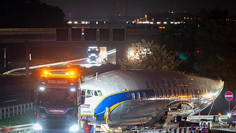 Die nicht mehr flugf&auml;hige Constellation Super Star wird &uuml;ber die Stra&szlig;e zum "Hangar One" am Frankfurter Flughafen geschleppt. Das Flugzeug steht f&uuml;r das Ende von Propeller-Flugzeugen auf der Langstrecke. (Archivbild)