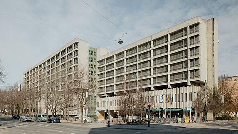 Ein Koloss an der Nymphenburger Stra&szlig;e, in dem als Alternative bezahlbarer Wohnraum entstehen k&ouml;nnte: Das riesige Strafjustizzentrum steht bald leer.