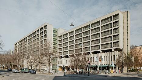 Ein Koloss an der Nymphenburger Stra&szlig;e, in dem als Alternative bezahlbarer Wohnraum entstehen k&ouml;nnte: Das riesige Strafjustizzentrum steht bald leer.