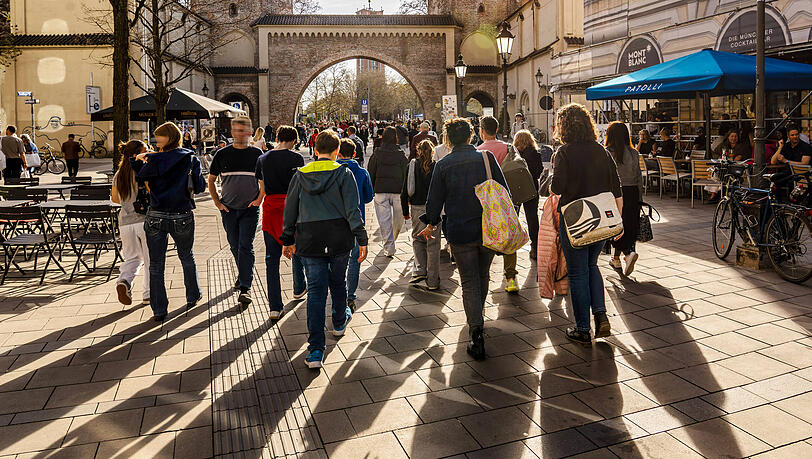 "Steinwüste ohne richtigen Schatten": Marktexperte Stephan Kippes wünscht sich mehr Grün in der Sendlinger Straße. "Steinwüste ohne richtigen Schatten": Marktexperte Stephan Kippes wünscht sich mehr Grün in der Sendlinger Straße.