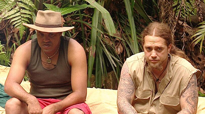 Strafe für die Wild-Pinkler:
Weil Ailton und Martin ins Camp gepinkelt haben, müssen sie zur Strafe drei Tage den Spüldienst übernehmen. Die beiden nehmen es gelassen. Martin: &bdquo;Was gibt es denn für eine Strafe, wenn ich ins Camp kacke?&ldquo;