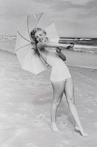 Noch heute tragen Originalaufnahmen von der schönen Amerikanerin bei Auktionen hohe Summen ein. Dieses Bild kam neben vielen anderen Erinnerungsstücken von Marilyn Monroe und Elvis Presley bei Julien's Auctions unter den Hammer.