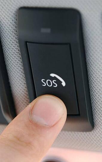 SOS via eCall: Die Hilfe-Taste kann von Hand bedient werden, sie löst sich aber bei einem Unfall auch automatisch aus.