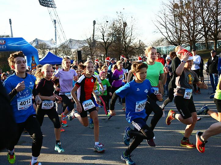 Am Samstag liefen mehr als 1.700 Münchner durch den Olympiapark. Die Bilder vom Nikolauslauf.