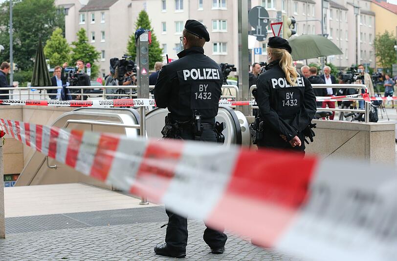 Der Zugang zur U-Bahnstation Olympia-Einkaufszentrum wird von der Polizei bewacht und bleibt abgesperrt.