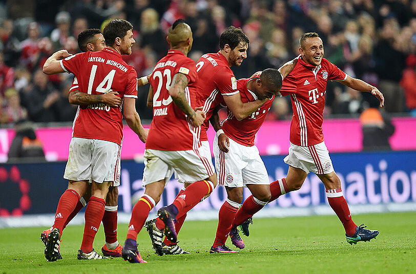 Die Bayern jubeln nach dem 2:0-Treffer von Douglas Costa.