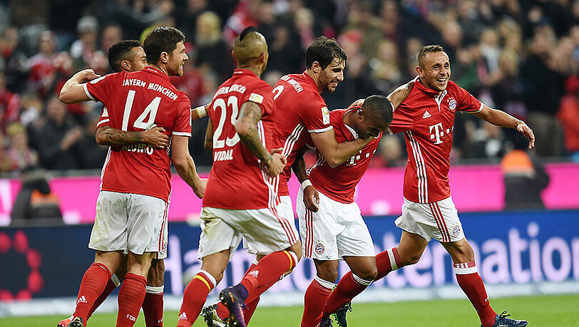 Die Bayern jubeln nach dem 2:0-Treffer von Douglas Costa. Die Bayern jubeln nach dem 2:0-Treffer von Douglas Costa.