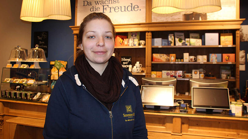 Sarah Jungbauer im Kräuterhandel Sonnentor am Stachus.