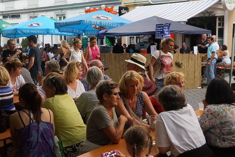 An Biertischen draußen sitzen und den Sommer genießen