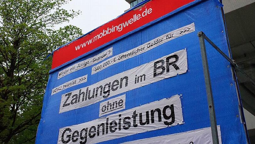 Vor dem Hochhaus des Bayerischen Rundfunks an der Arnulfstraße steht ein Plakat mit Angriffen gegen den Sender. Vor dem Hochhaus des Bayerischen Rundfunks an der Arnulfstraße steht ein Plakat mit Angriffen gegen den Sender.