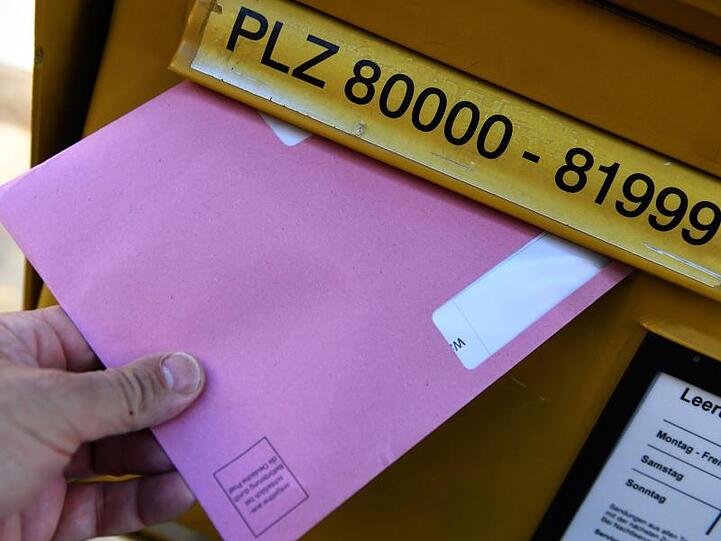 Ein Wahlbrief wird in einen Briefkasten geworfen. Foto: Felix Hörhager/dpa/Archivbild