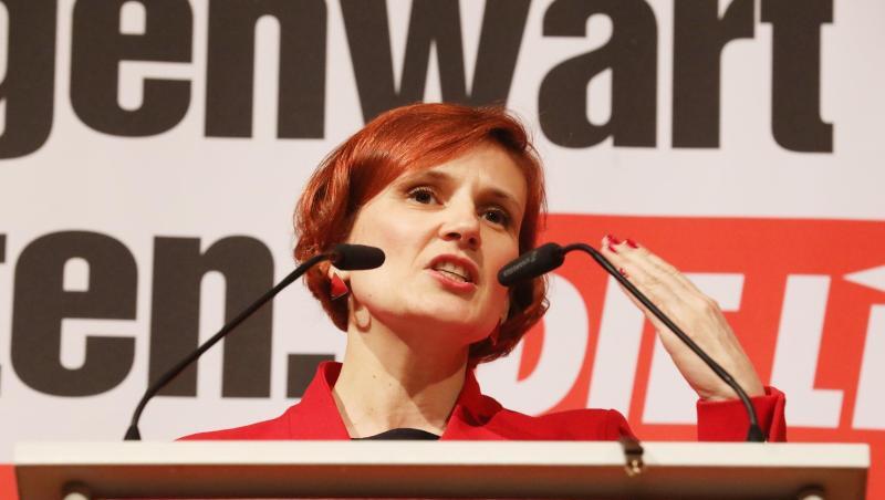 Katja Kipping am Samstag bei einer Rede auf dem Landesparteitag der Linken im thüringischen Gera. Katja Kipping am Samstag bei einer Rede auf dem Landesparteitag der Linken im thüringischen Gera.
