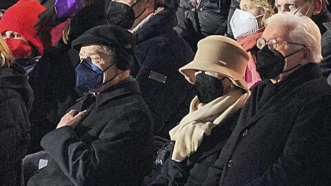 Zu Gast beim Großen Zapfenstreich: Bundespräsident Frank-Walter Steinmeier (v.r.), seine Ehefrau Elke Büdenbender sowie Merkels Mann Joachim Sauer.