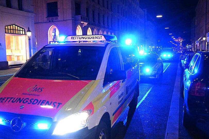 Ein Rettungswagen auf der Maximilianstraße.