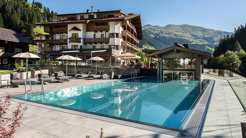 Outdoor Pool Hotel das Alois, Tux im Zillertal.