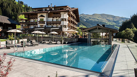 Outdoor Pool Hotel das Alois, Tux im Zillertal.