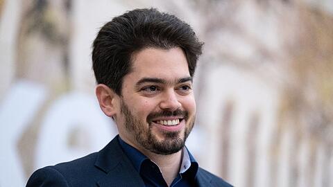 Lahav Shani, zukünftiger Chefdirigent der Münchner Philharmoniker, nimmt bei seiner Vorstellung an einem Pressegespräch teil.
