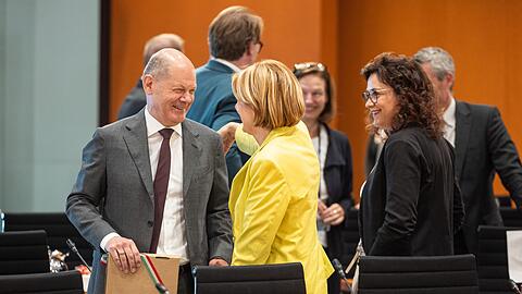 Die Bundesregierung will die Prüfung von Asylverfahren in Ländern außerhalb der Europäischen Union fortsetzen und bis Dezember konkrete Ergebnisse vorlegen.