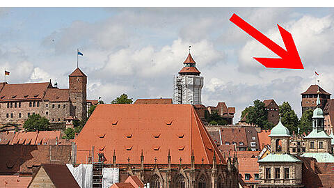 Die Kaiserburg mit der Deutschlandfahne am Palas (links) und mit der Bayernflagge am Heidenturm (Mitte). Am Mittwoch wurde die rot-weiße Stadtfahne...