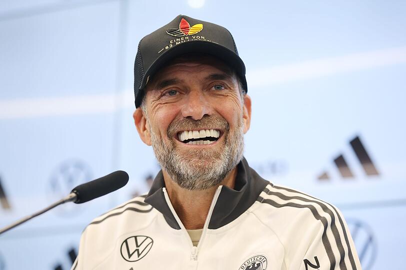 Jürgen Klopp erläuterte seinen Überraschungskader mit den Worten: "Wir haben nicht geguckt, was wir nicht haben, sondern wir haben geguckt: Was haben wir?" Jürgen Klopp erläuterte seinen Überraschungskader mit den Worten: "Wir haben nicht geguckt, was wir nicht haben, sondern wir haben geguckt: Was haben wir?"