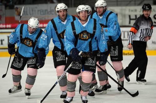 Erfolgreiches Wiesn-Finale in standesgemäßen Trikots: Der EHC MÜnchen bezwang am Sonntag die Hannover Indians mit 7:0