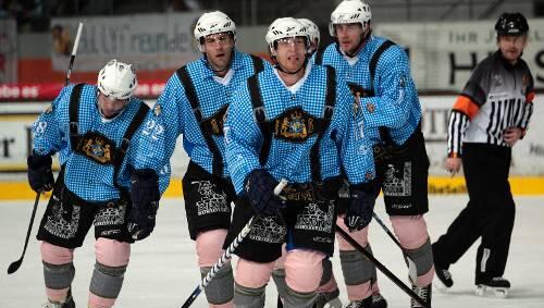 Erfolgreiches Wiesn-Finale in standesgemäßen Trikots: Der EHC MÜnchen bezwang am Sonntag die Hannover Indians mit 7:0 Erfolgreiches Wiesn-Finale in standesgemäßen Trikots: Der EHC MÜnchen bezwang am Sonntag die Hannover Indians mit 7:0