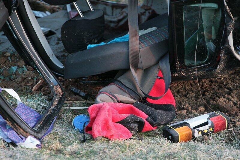Die schrecklichen Bilder vom Unfall in der Holledau: Ein Teenager starb, als der Polo die steile Böschung hinabstürzte, zwei wurden schwer verletzt.