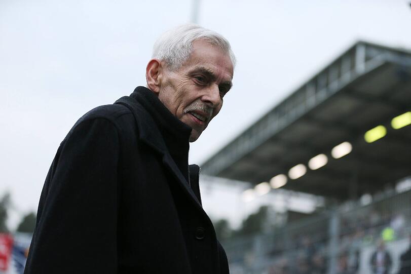 Dieter Schneider: So verfolgte der scheidende Löwen-Präsident das Spiel des TSV 1860 München in Sandhausen - bereits seine letzte Auswärtspartie als Sechzig-Boss?