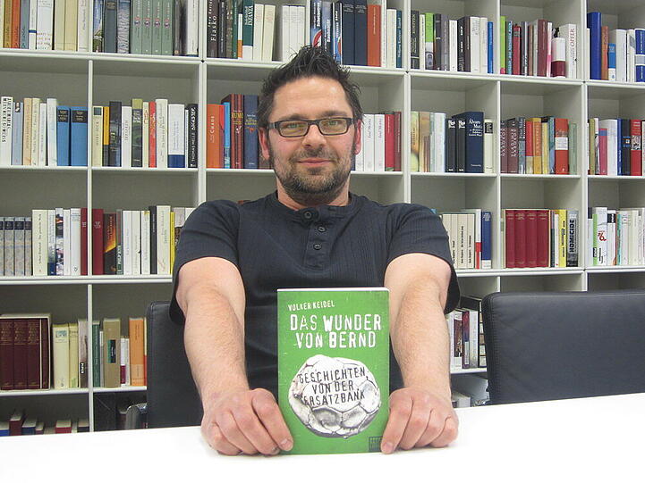 Autor Volker Keidel präsentiert seinen neuen Fußball-Kracher "Das Wunder von Bernd"