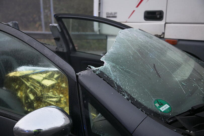 Schwerer Unfall im Morgennebel auf der B20 - die Bilder von der Bergung