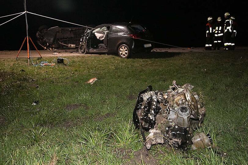 Bei dem Aufprall wurde der Motor aus dem Opel gerissen - die Bilder vom Bergungseinsatz am Sonntagabend.
