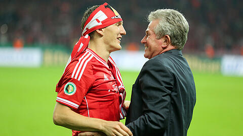 Teil des Triples 2013: Bastian Schweinsteiger (links) und Jupp Heynckes feiern nach dem Sieg gegen den VfB Stuttgart den Triumph im DFB-Pokal.