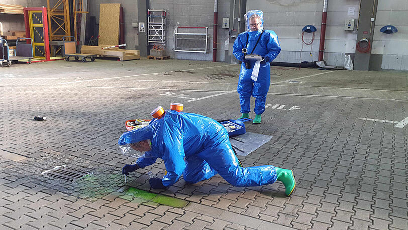 Edi Schwab und sein Kollege demonstrieren, wie schwierig die Arbeit im Schutzanzug ist. Edi Schwab und sein Kollege demonstrieren, wie schwierig die Arbeit im Schutzanzug ist.