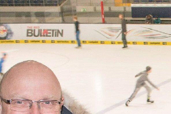 Ralph Huber begrüßt Jürgen March mit Tochter Sara als zehnmillionsten zahlenden Besucher seit 1972 im Olympia-Eissportzentrum. Als Aufmerksamkeit gibt's einen Blumenstrauß und Tickets für die Familienshow &bdquo;Ice age Live!"