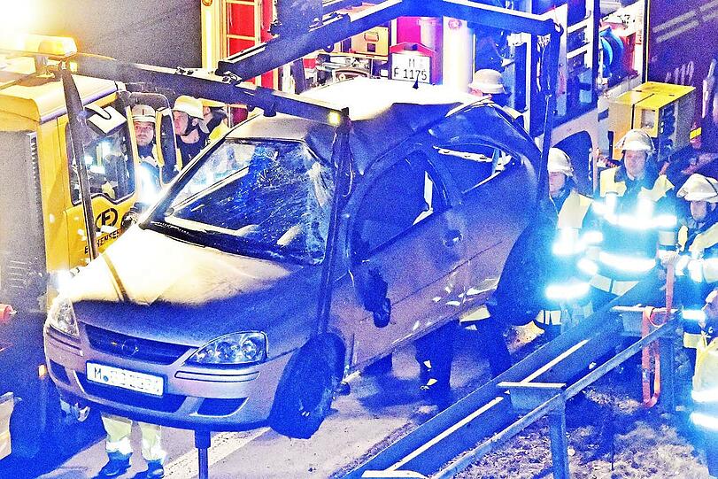 Der Corsa kollidierte mit der Leitplanke und kippte um.