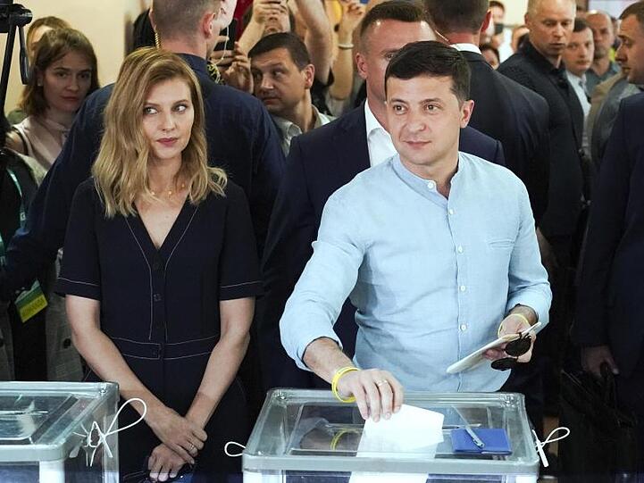 Präsident Wolodymyr Selenskyj und seine Ehefrau Olena Selenskyj geben in einem Wahllokal in Kiew ihre Stimmen ab.
